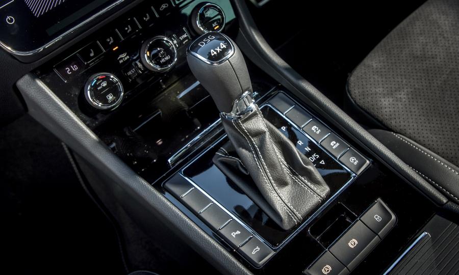 Детали интерьера Skoda Superb Wagon 4x4 SportLine 2016 года  (UK) (фото 16 из 24)
